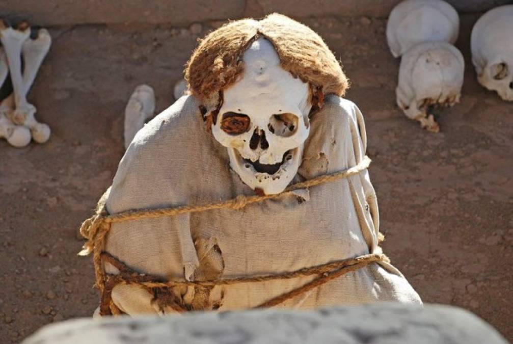 Las otras momias halladas en Perú muestran similitudes en cuanto a la forma de envolverlas a la hora de su sepulcro.