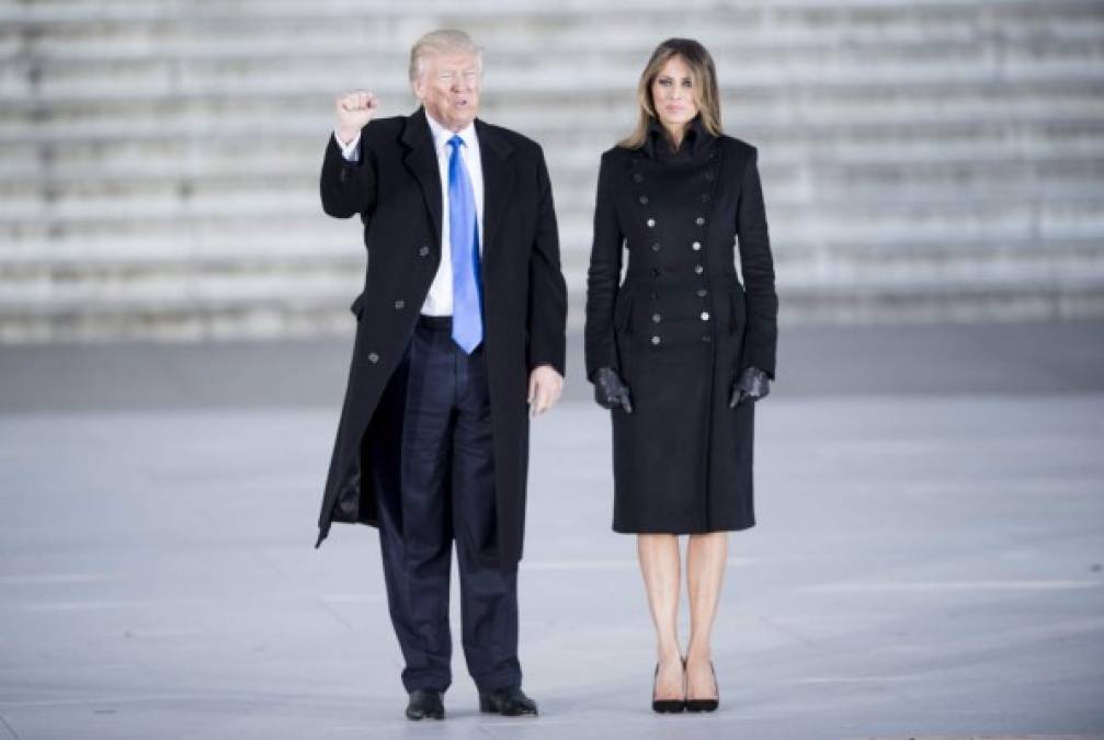 Melania eligió un modelo de una diseñadora de ascendencia hispana para iniciar los actos de investidura. La elección de un abrigo y un vestido negro por debajo de la rodilla diseñados por Norisol Ferrari, fue la opción de la primera dama para iniciar sus presentaciones en Washington.