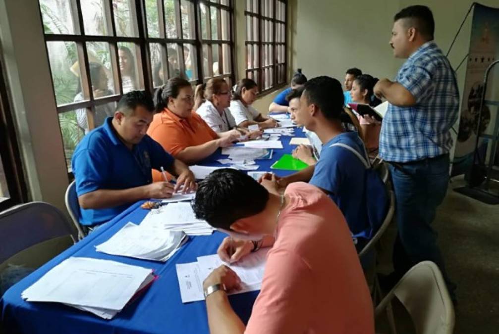 Los jóvenes en busca de un empleo llevaron su hoja de vida, uno de los requisitos para obtener una plaza.