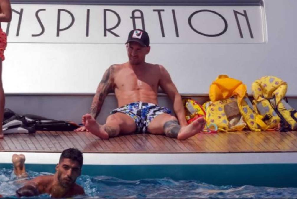 Lionel Messi está de lo más relajado en las vacaciones en Ibiza. <br/><br/>Foto cortesía Mundo Deportivo
