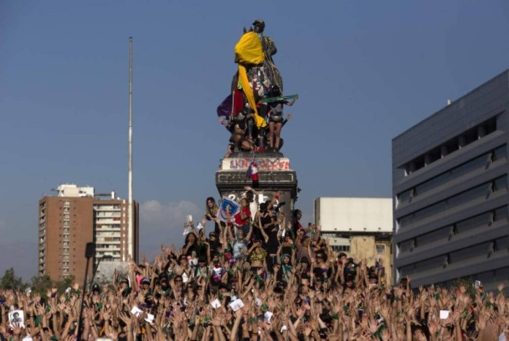 'Un violador en tu camino' dio la vuelta al mundo el pasado 25 de noviembre, con motivo del Día Internacional de la Eliminación de la Violencia Contra la Mujer, cuando un abultado grupo de mujeres la representó frente al Palacio de La Moneda, sede del Ejecutivo chileno.<br/><br/>Desde entonces, la coreografía, compuesta por el colectivo interdisciplinario de mujeres Las Tesis, originario de la costera ciudad de Valparaíso, ha tenido réplicas en lugares tan remotos como Londres, París, Barcelona, Santo Domingo, Ciudad de México, Bogotá o Nueva York.