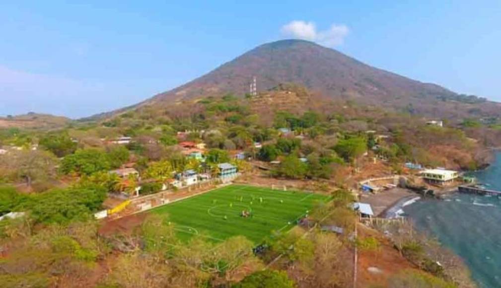 La hermosa cancha se encuentra a la orilla del mar.