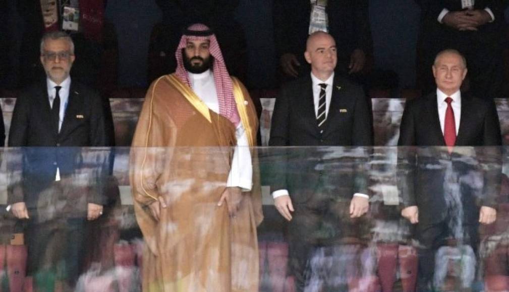 El príncipe Salman se sentó junto a las principales autoridades invitadas a la inauguración del Mundial por el mandatario ruso que pronunció un breve discurso previo al inicio del partido entre Rusia y Arabia Saudí.