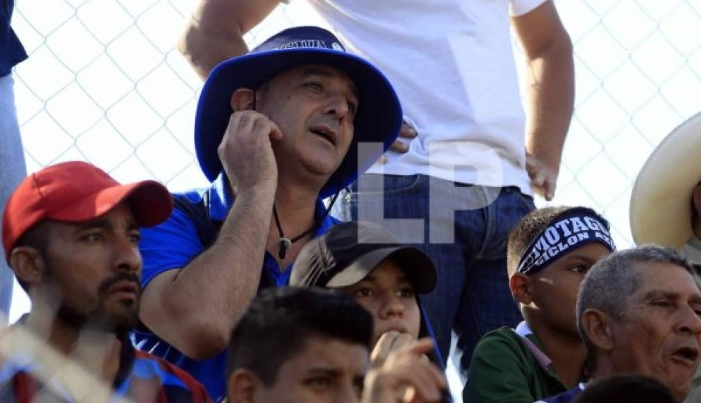 El camuflaje de Diego Vázquez en las gradas del estadio de Danlí.