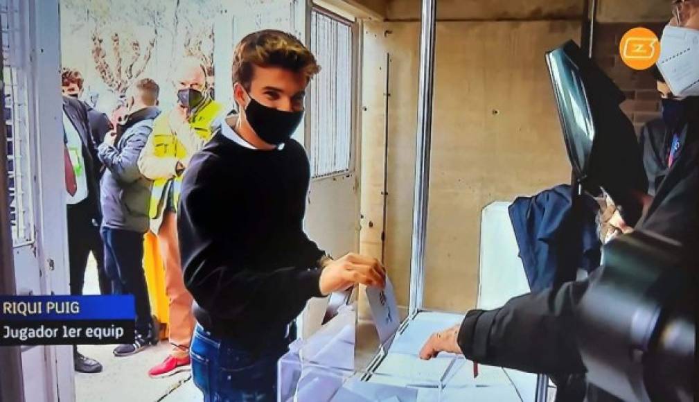 Riqui Puig en el momento que depositaba su voto.