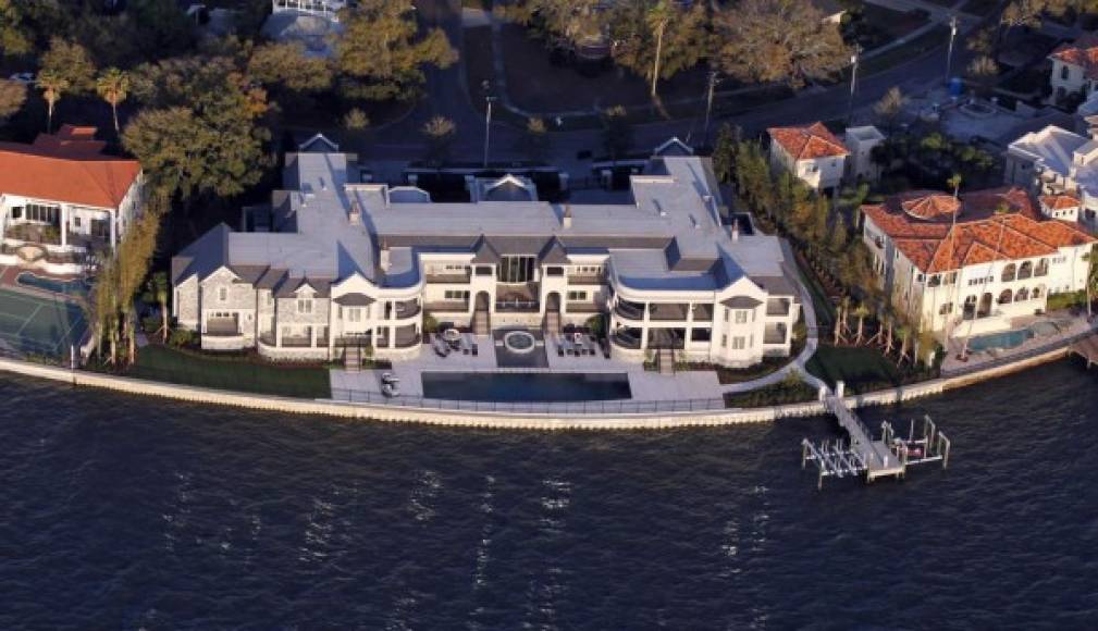Derek Jeter posse una casa en Tampa, Florida, de 13.1 millones de dólares, con salida de mar, muelle privado y una enorme piscina.