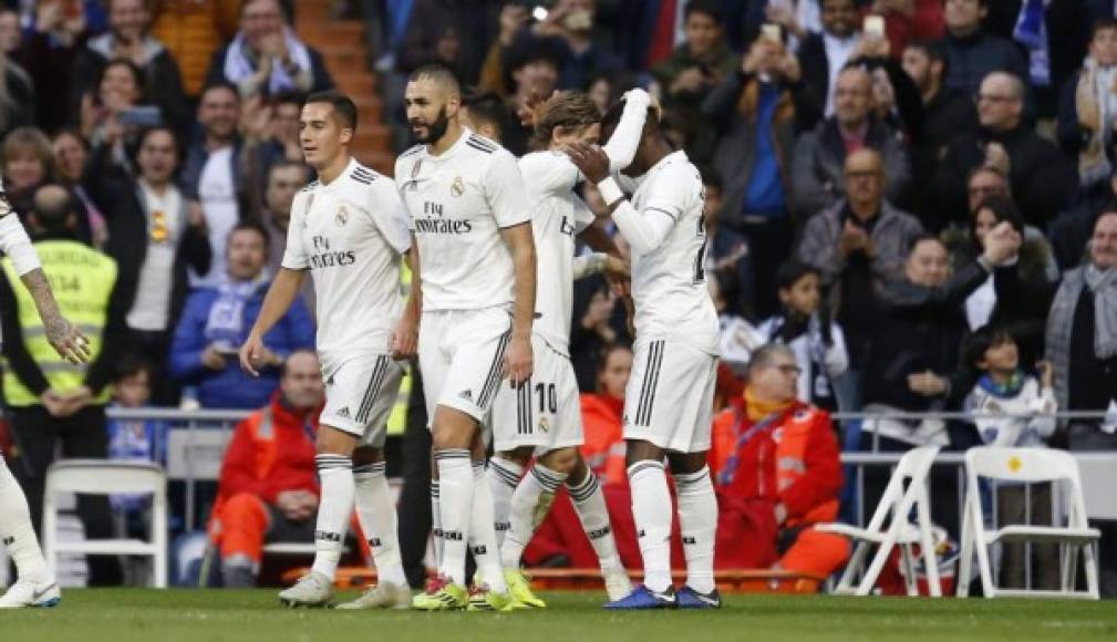 Luka Modric dio un abrazo a Vinicius tras el gol del brasileño. Foto Marca