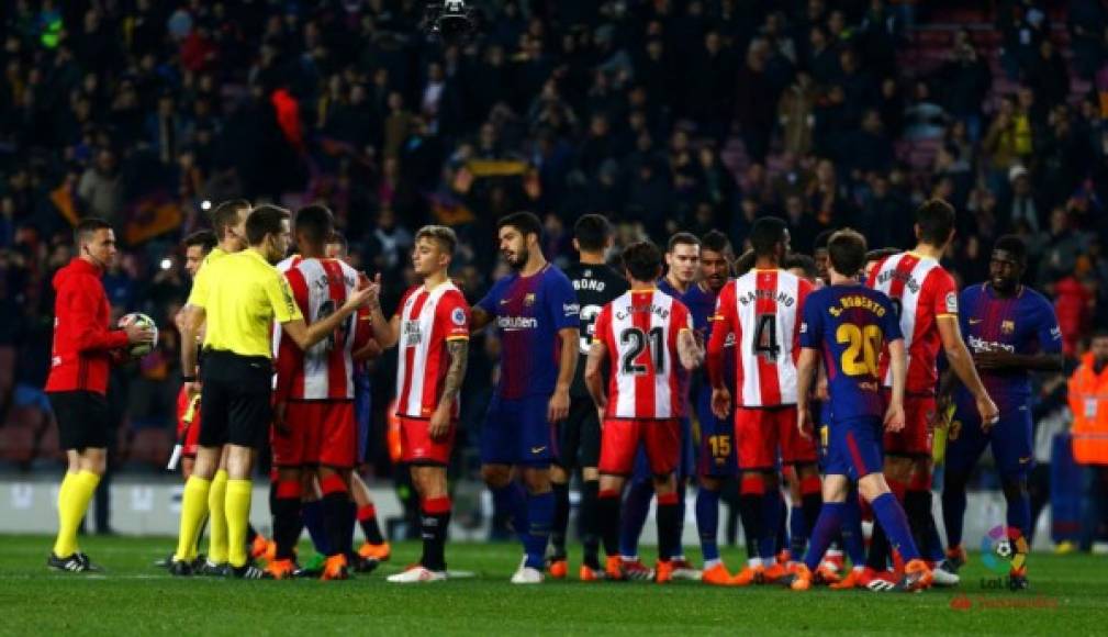 El saludo final de los jugadores del Barcelona y Girona FC en el Camp Nou. El hondureño 'Choco' Lozano jugó los 90 minutos.