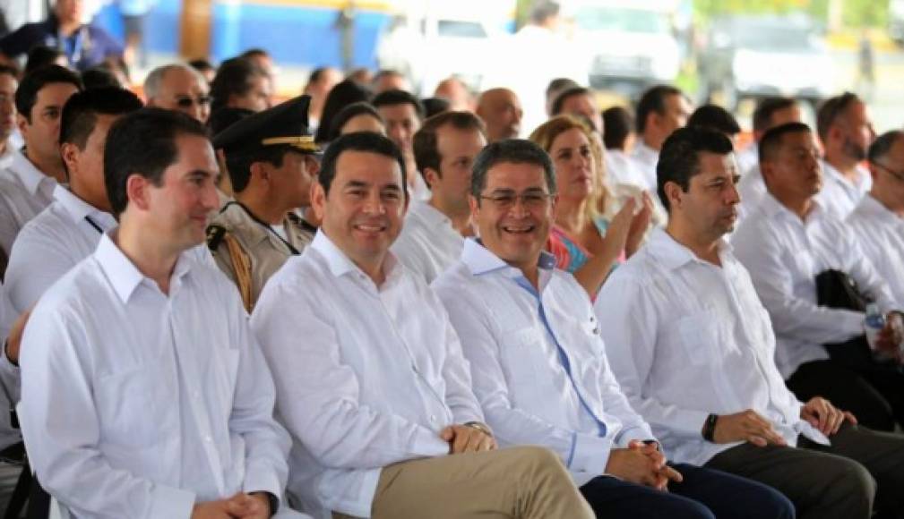 This handout picture released by Honduras' Presidency shows Honduran President Juan Orlando Hernandez (Center R) and his Guatemalan counterpart Jimmy Morales (Center L) attending the official launch of the binational customs process union in Corinto, Cortes department, Honduras, on June 26, 2017.<br/>Guatemala and Honduras are officially opening their borders for free circulation of goods, being the first Central American countries to accomplish the pursued aim of a customs union. / AFP PHOTO / Honduras' Presidency / HO / RESTRICTED TO EDITORIAL USE - MANDATORY CREDIT 'AFP PHOTO / Honduras' Presidency /HO ' - NO MARKETING - NO ADVERTISING CAMPAIGNS - DISTRIBUTED AS A SERVICE TO CLIENTS<br/><br/>