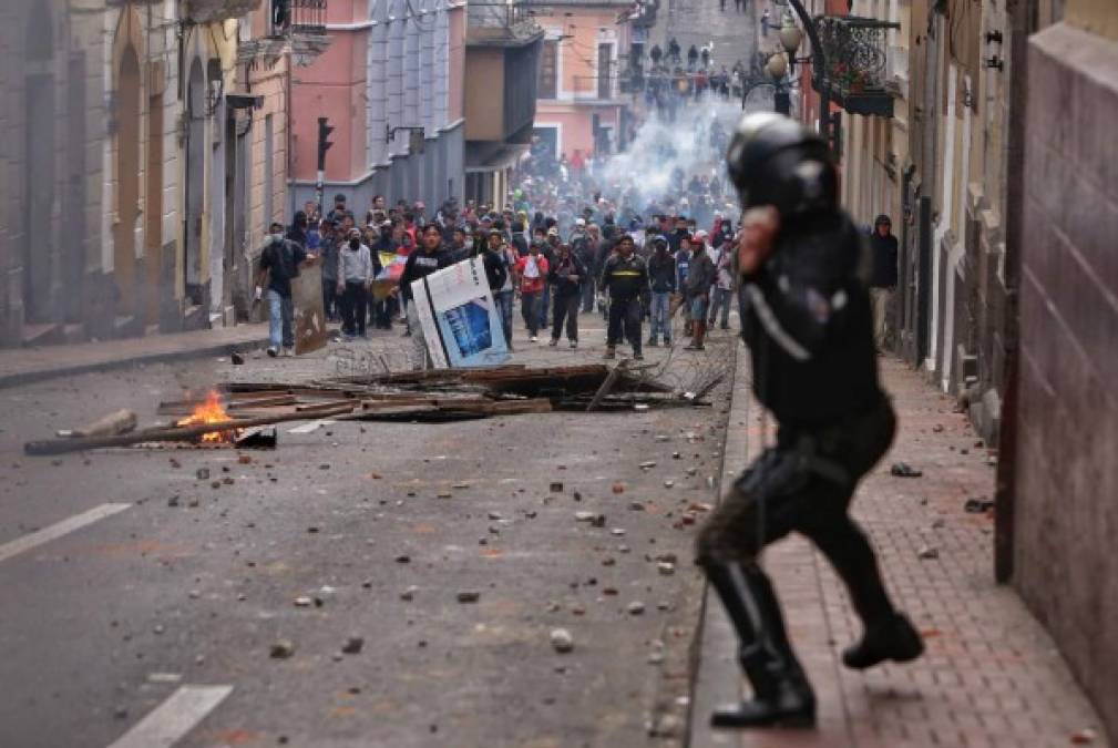 La situación de caos ha llevado al Gobierno, ahora con sede en Guayaquil, a clausurar nuevamente las clases este martes, en tanto que el Ministerio de Energía suspendió las operaciones en tres campos petroleros en la Amazonía.