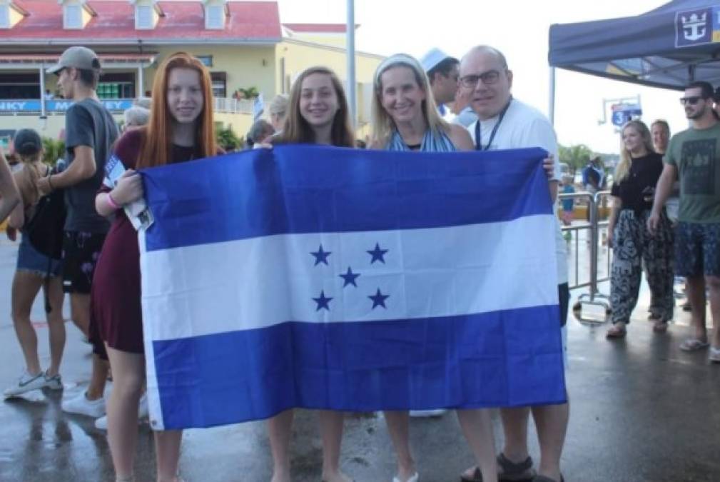 Varias familias posaron con la bandera de Honduras al llegar a la isla.