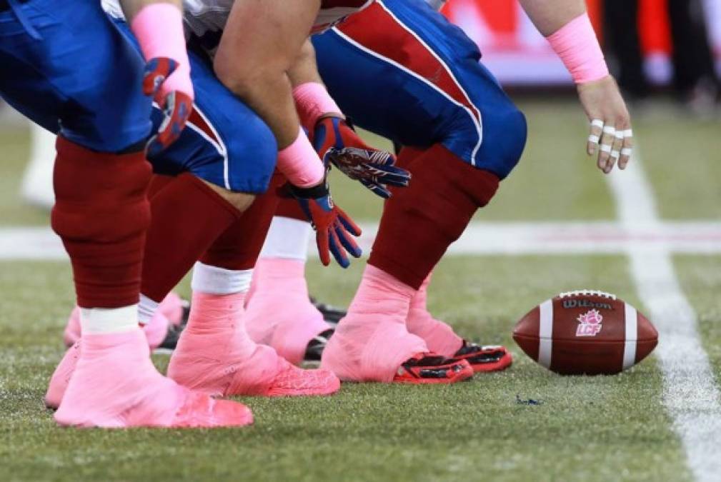 Los miembros del equipo Montreal Alouettes visten calcetas color rosado en honor al Día Mundial de la Lucha contra el Cáncer de Mama.