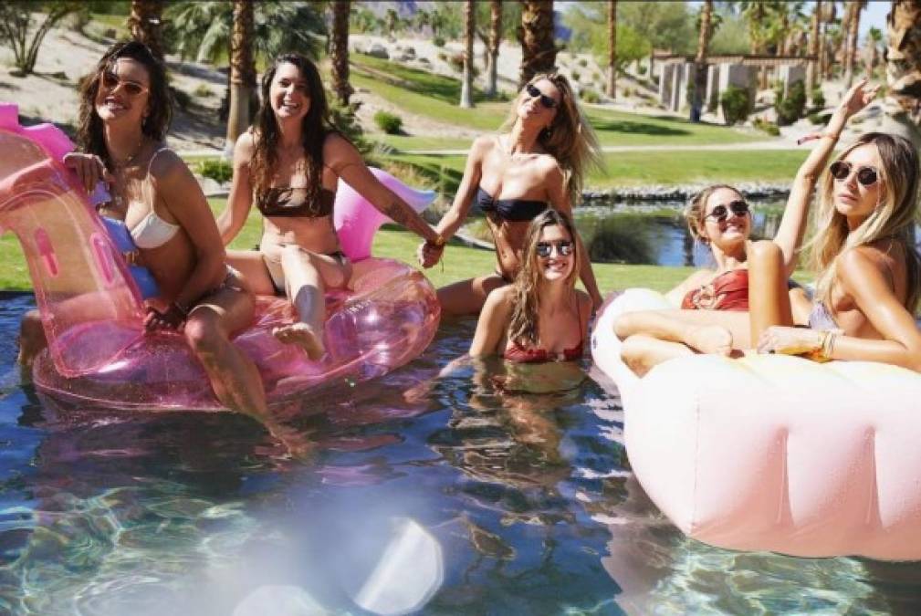 La exangelito de Victoria's Secret Alessandra Ambrosio la pasó con sus amigas.