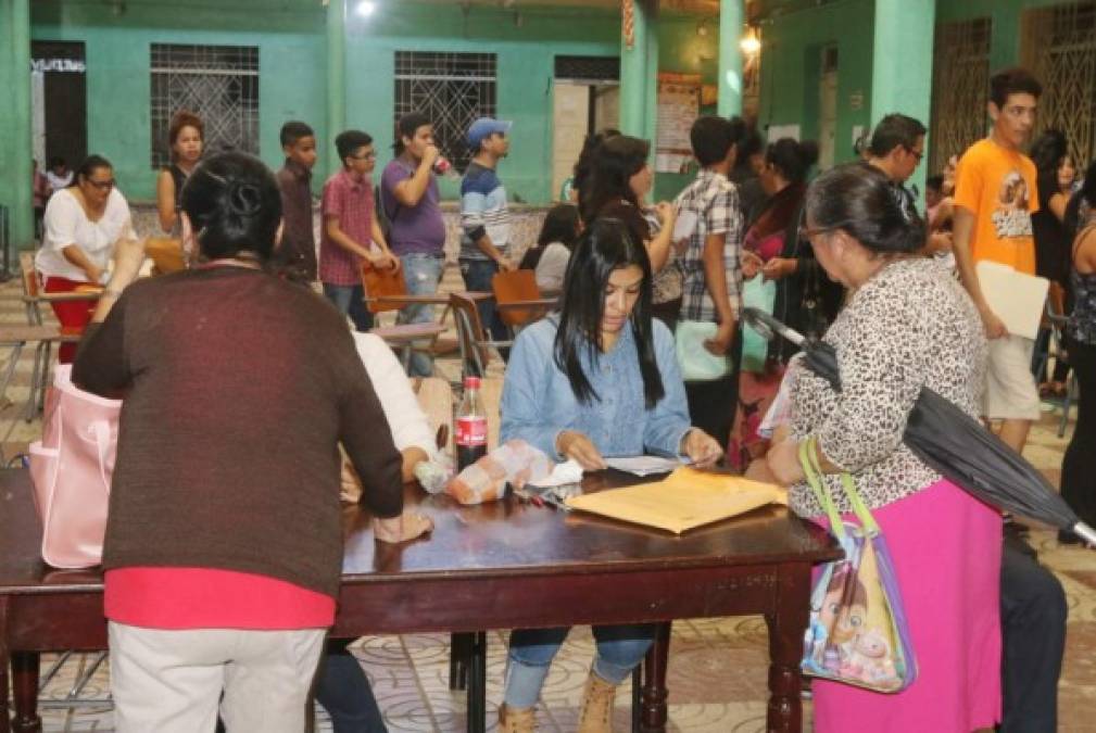 En el instituto Abelardo Fortín también se matricularon estudiantes para la 'Escuelita'.