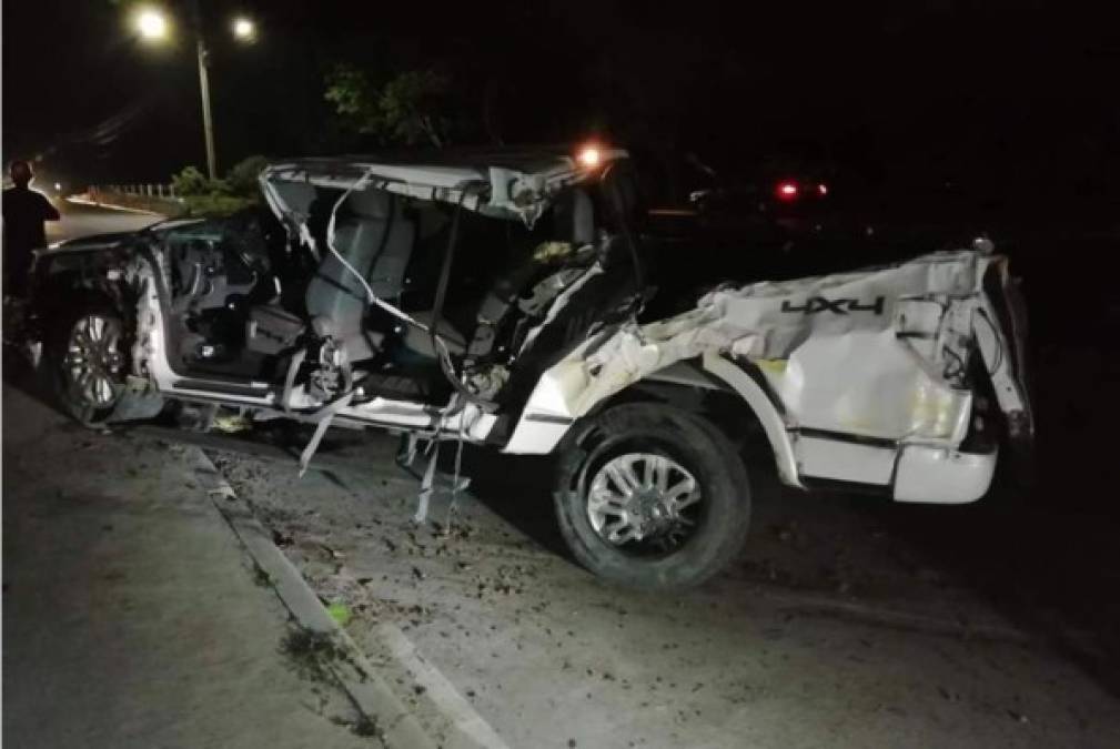 El vehículo (tipo 4X4) quedo prácticamente destruido en el lado izquierdo (del conductor).