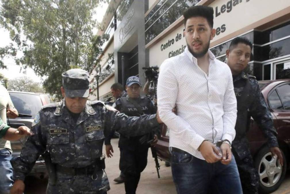 6. Kevin fue condenado a 33 años de prisión<br/><br/>El universitario Kevin Joshua Solórzano fue condenado a 33 años de prisión por el asesinato del exfiscal Edwin Eguigure y el asesinato en su grado de ejecución de tentativa en contra de su esposa María Auxiliadora Sierra. Al individualizar la pena, la Sala Primera del Tribunal de Sentencia impuso a Solórzano 20 años de reclusión por el asesinato de Eguigure y 13 años con cuatro meses por tentativa contra Sierra; es decir, que purgará la pena hasta que cumpla los 55 años. El juicio contra el joven estudiante universitario, así como el incoado en la década de los ochenta contra los responsables del asesinato de la normalista Riccy Mabel Martínez Sevilla, han sido los dos casos más mediáticos en la historia judicial de Honduras.