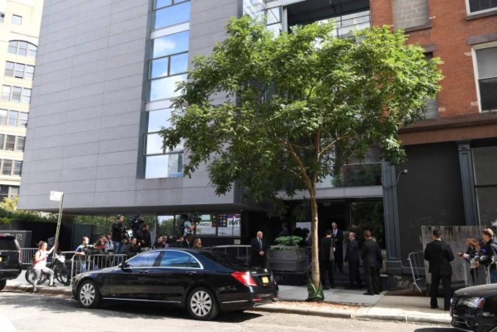 Coches de seguridad, medios de comunicación y policías rodean la casa de Kim Kardashian y Kanye West en Nueva York este lunes. AFP