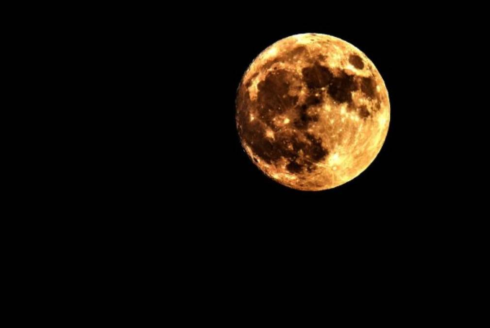 MACEDONIA. Alineación perfecta. El fenómeno se da cuando la alineación entre la Tierra, el Sol y la Luna coincide en el punto más cercano del satélite. Foto: EFE/Georgi Licovski