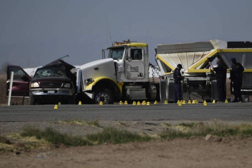 Imágenes de videovigilancia tomadas el martes por la mañana muestran cómo dos vehículos dejan la zona situada cerca de una brecha de tres metros de ancho en la valla metálica que separa Estados Unidos de México, a unos 50 km del lugar del accidente, cerca de Holtville.