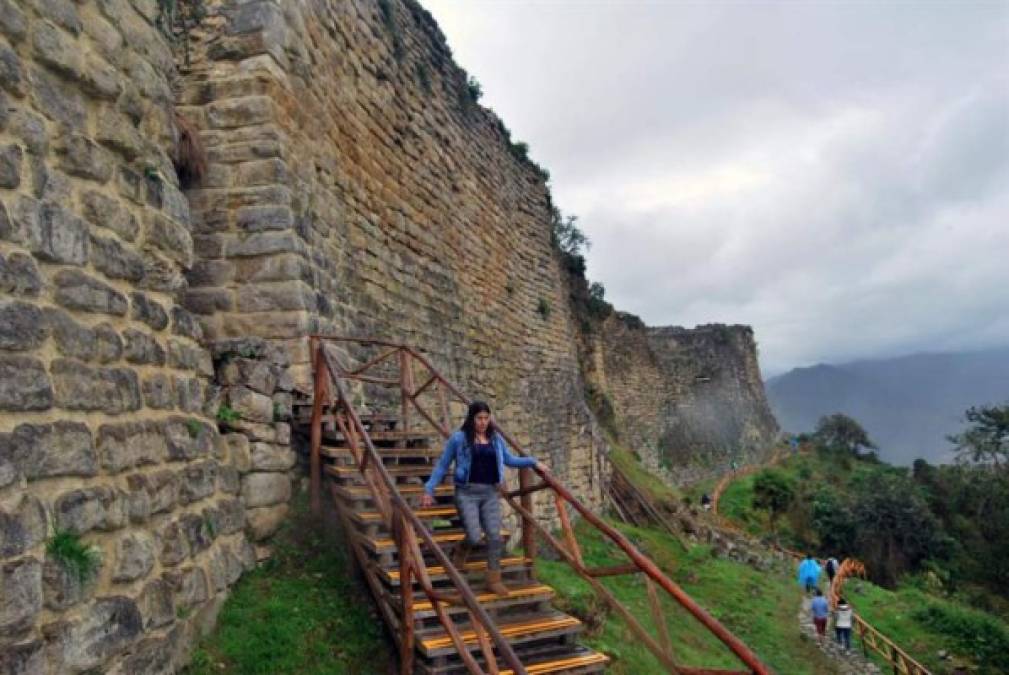 Además, las dos están separadas por unos 950 kilómetros y por casi 900 años, pues Kuélap fue erigida en el siglo VI, casi un milenio antes que Machu Picchu, lo que se aprecia en el estilo constructivo, más arcaico que el de los incas, quienes eran expertos talladores de piedra.<br/>