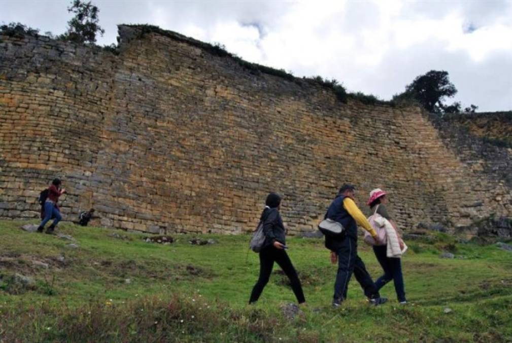 Este cómodo medio de transporte ha permitido que los visitantes a Kuélap se tripliquen en apenas un año, al pasar de los 45.000 anuales a alrededor de 120.000, aunque su objetivo es llegar a los 300.000 turistas al año, lejos aún de la masificación que se puede encontrar en Machu Picchu.