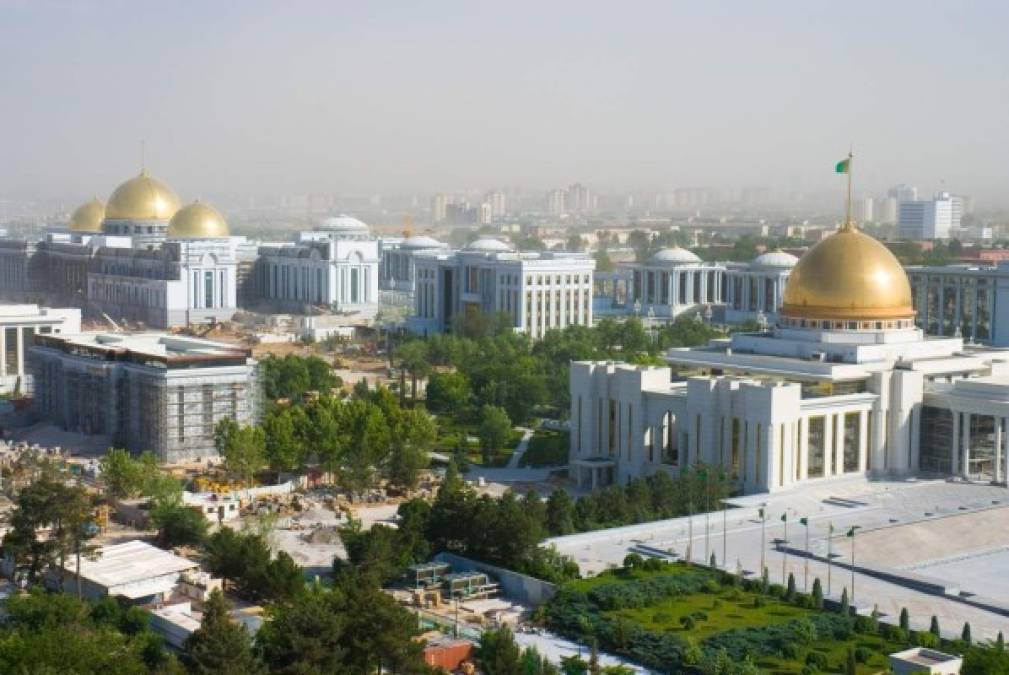 Podríamos jurar que Turkmenistán es el que más monumentos tiene en el mundo, unos 14.000 estatuas doradas distruibuidas por todo el país, e imágenes del presidente.