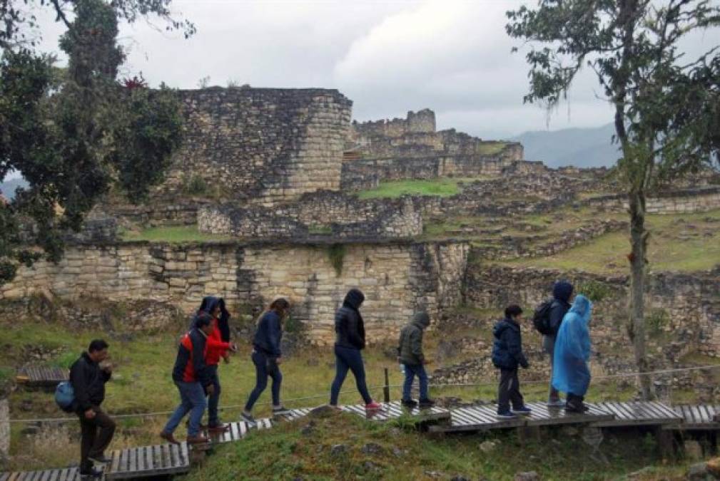 A la sombra de la fama mundial de Machu Picchu, las ruinas de Kuélap, la mayor ciudad de piedra de Sudamérica, aún revelan la monumentalidad de la capital del 'reino de las nubes', un vestigio más antiguo y grande que la célebre ciudadela inca pero todavía no tan masificado por los turistas.<br/><br/>Las nubes y la neblina suelen deslizarle por la frondosa vegetación selvática de esta parte de los Andes peruanos en cuyas cumbres la antigua civilización Chachapoyas, nombre que significa 'hombres o guerreros de las nubes', erigieron esta inexpugnable ciudad fortificada. <br/><br/>Imágenes: EFE