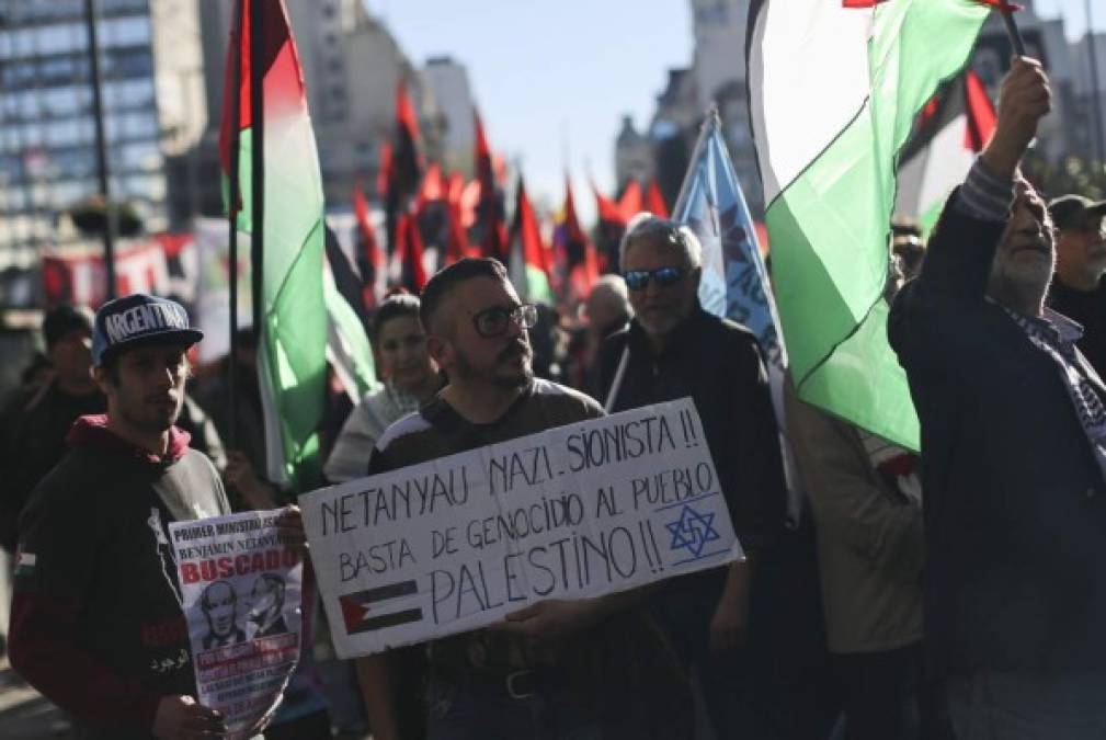 ARGENTINA. Buenos Aires muestra enojo. Personas con pancartas durante una protesta contra la visita del primer ministro de Israel, Benjamin Netanyahu.