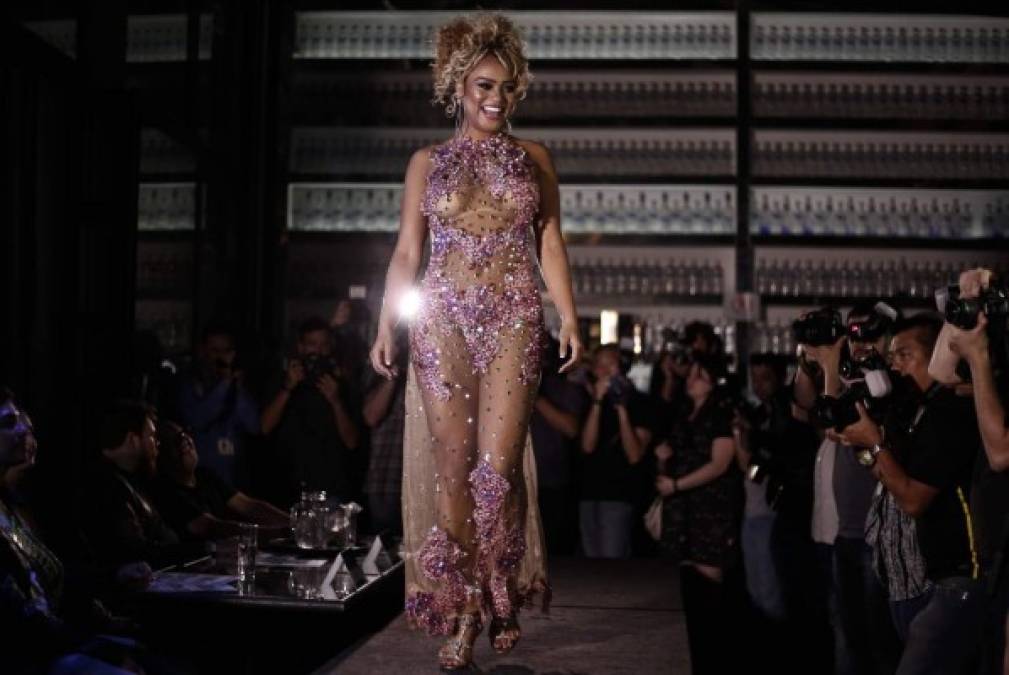 "Erika Canela de Bahía sonríe después de ganar el concurso Miss Bumbum Brasil 2015 en Sao Paulo, Brasil. AFP"