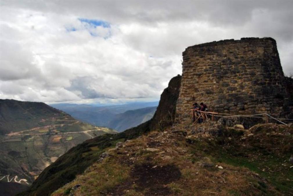 Actualmente, a la capital del 'reino de las nubes' se puede llegar en el primer teleférico instalado en Perú, un recorrido de cuatro kilómetros por un sobrecogedor paisaje que permite salvar un desnivel de mil metros en apenas veinte minutos.<br/>
