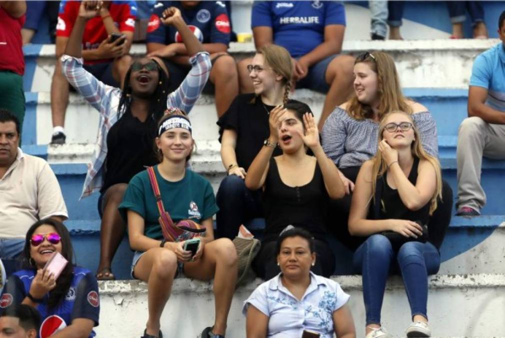 Gran ambiente se vivió en las gradas del estadio Nacional.