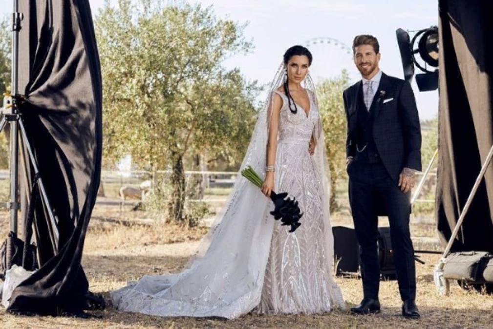 Pilar lució un vestido de novia del diseñador libanés Zuhair Murad, el mismo diseño modelado por Heidi Klum en la gala amfAR celebrada en el festival de Cannes de 2018.