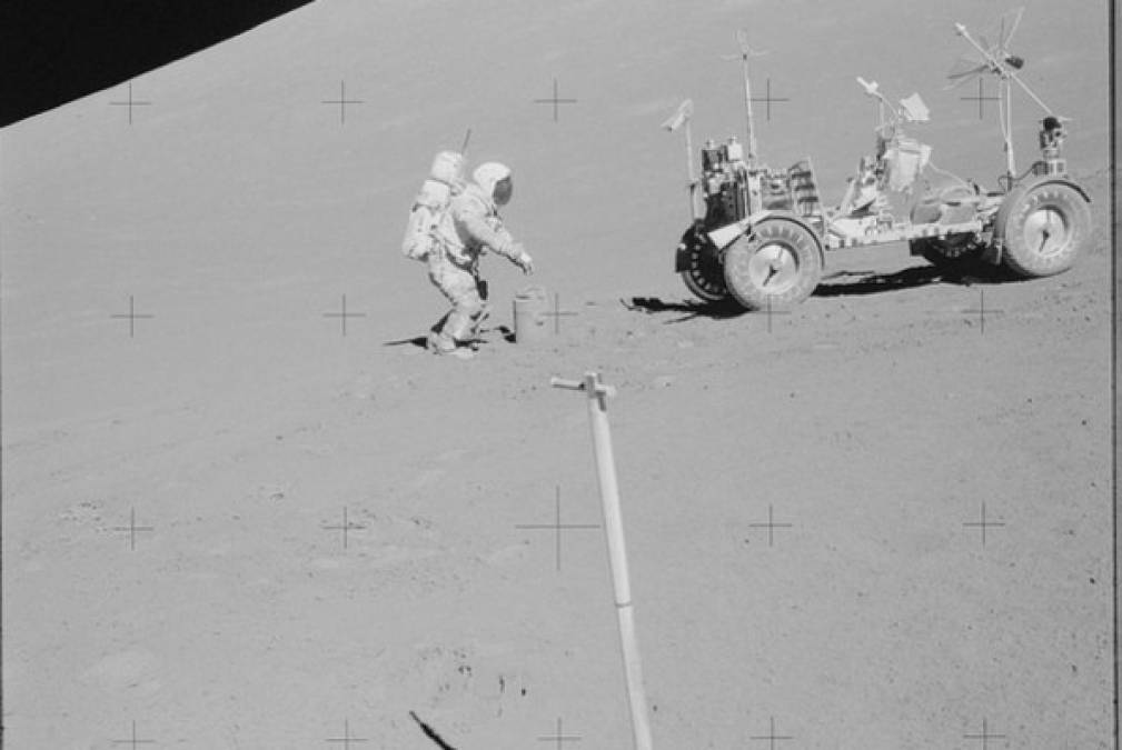 Uno de los astronautas durante su caminata lunar en una misión del Apolo 17.