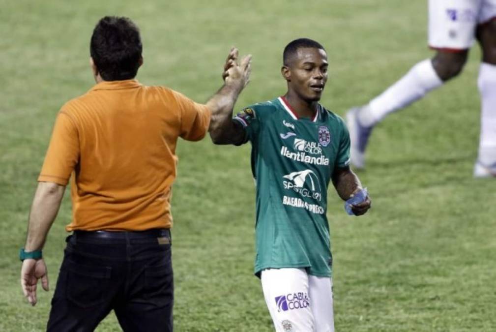 Héctor Vargas felicitó a Edwin Solano por su gol al Real España. Foto Neptalí Romero