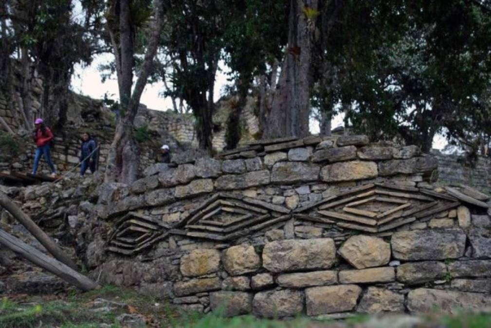 Kuélap solo tiene tres accesos posibles, tres estrechas rampas que forman ranuras en mitad de la muralla por las que cualquier intruso no deseado moriría antes de llegar a su parte final.<br/><br/>Una vez arriba se puede apreciar la parte inferior de los muros circulares de casi 500 casas que servían de vivienda para una población de no menos de 3.500 personas, divididas en barrios o sectores de clase alta y baja.