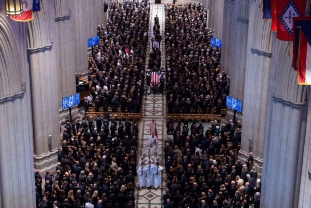 Al templo llegaron tres expresidentes acompañados por sus parejas, Bill y Hillary Clinton; Barack y Michelle Obama; George y Laura Bush; y otras figuras importantes de la política estadounidense, entre estos Al Gore, y el senador Lindsay Graham.