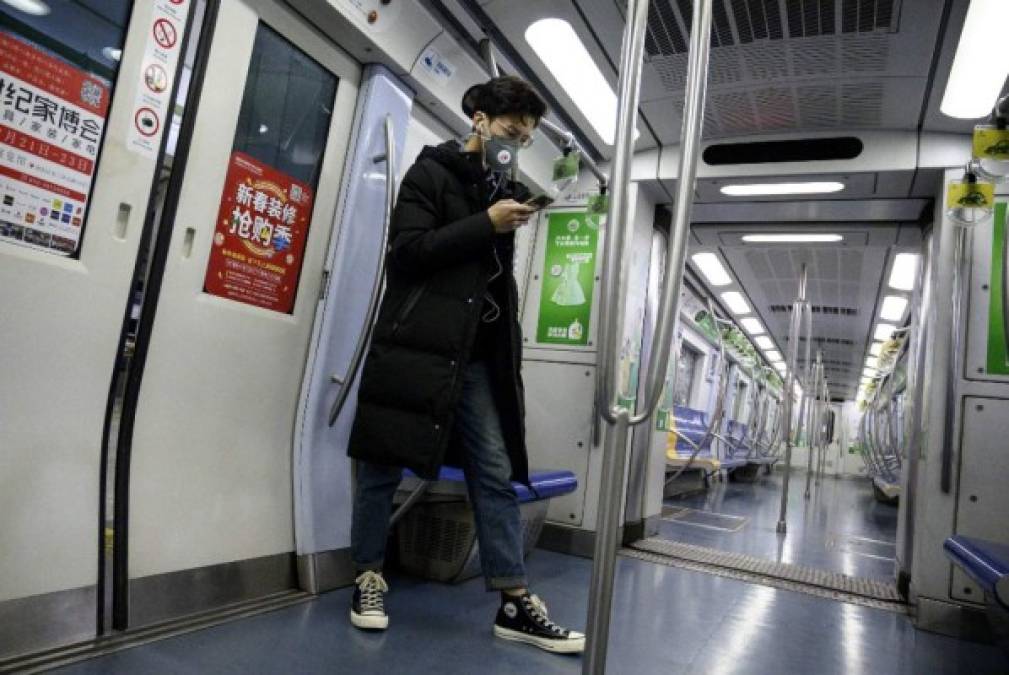 Las estaciones de metro, donde la temperatura corporal es igualmente vigilada, lucen desoladas.