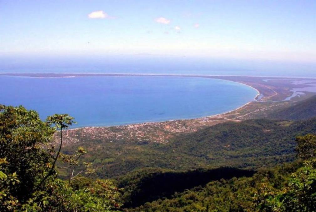 Cada rincón de esta ciudad guarda su historia. Trujillo es vigilado por los imponentes cerros de Capiro y Calentura. La famosa laguna de Guaymoreto es rica en peces.