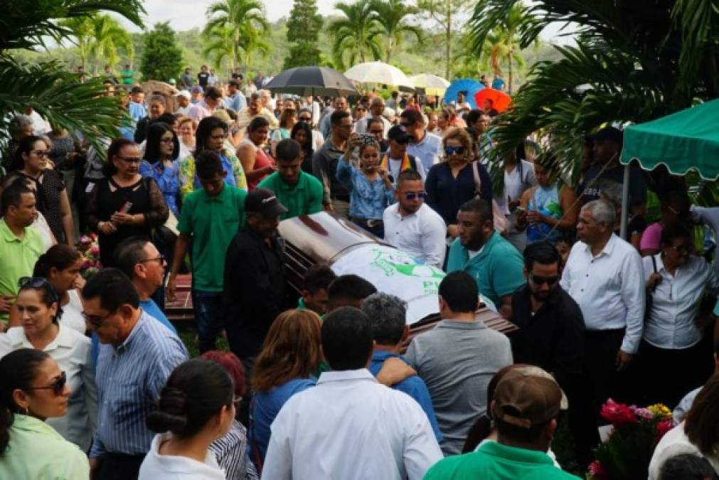 Sobre el ataúd se colocó la bandera del Platense.