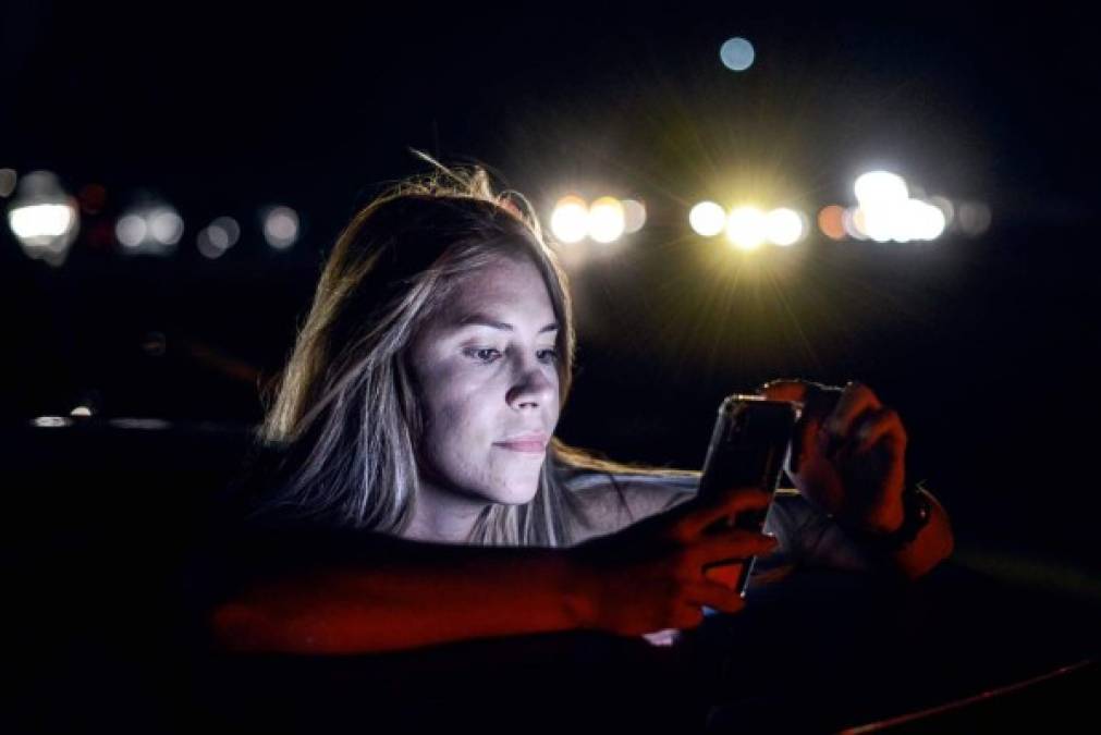 En tanto, familias enteras estacionan sus autos y forman una larga fila al borde de la autopista Francisco Fajardo, la principal de Caracas, para intentar captar algo de señala en sus celulares y comunicarse con sus familiares en el extranjero.