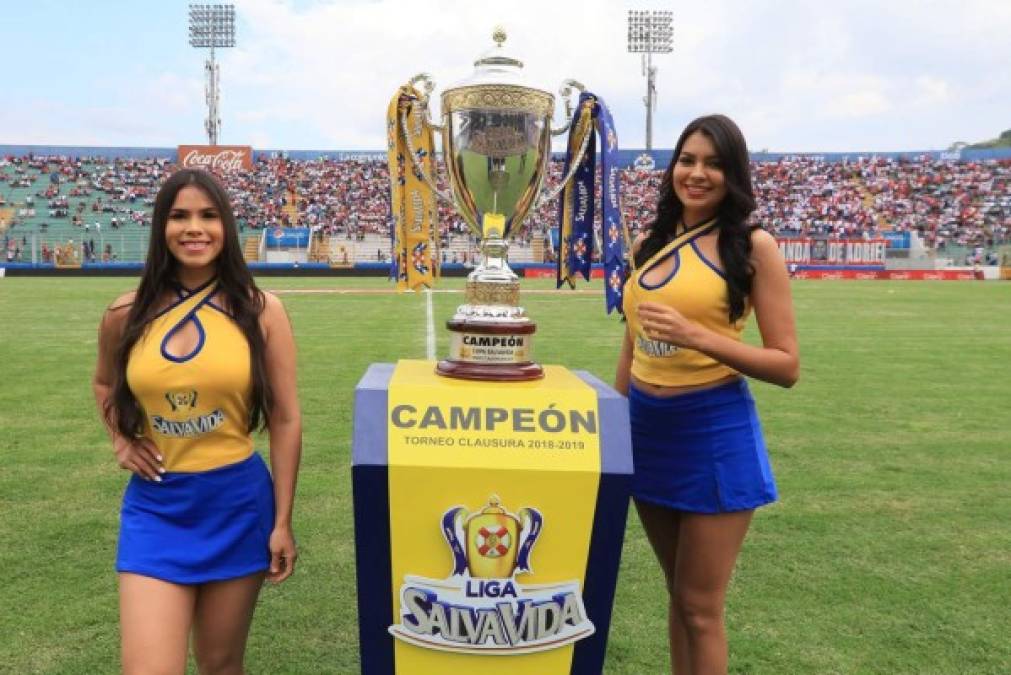 Las bellas chicas que custodiaron la copa que se llevará el campeón del Torneo Clausura 2019.
