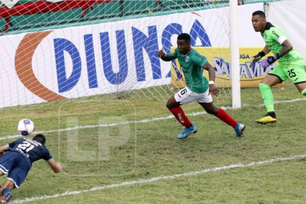 El paraguayo Roberto Moreira marcó con este remate de cabeza el gol que le dio la victoria al Motagua.