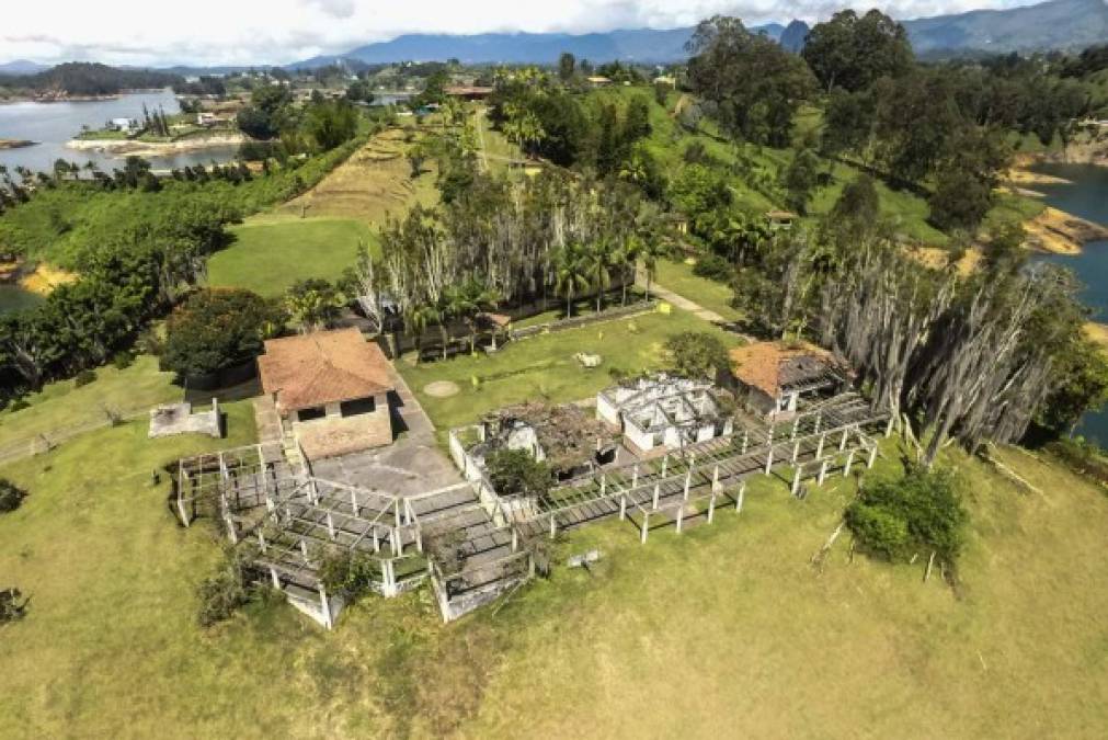 Gran parte de la propiedad se encuentra en ruinas luego de que un grupo rival del capo, Los Pepes, realizaran un atentado contra la finca en un intento de asesinar al narcotraficante, que logró huir poco antes del ataque armado.