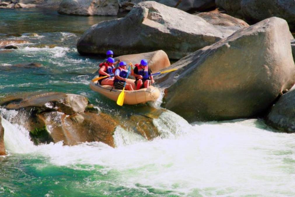 El Río Cangrejal Uno de los mejores rápidos de Centro América para la práctica del rafting. El Río Cangrejal es famoso por sus rápidos de clases 2, 3 y 4. Y todo a menos de 45 minutos del centro de La Ceiba. Pocas experiencias avivan tanto el espíritu aventurero como la lucha contra este poderoso río