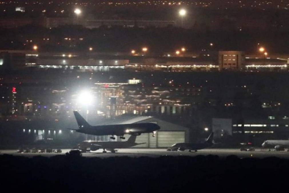 Un avión con problemas mecánicos de Air Canada aterrizó con éxito este lunes en el Aeropuerto Adolfo Suárez Madrid-Barajas y sus 130 ocupantes desembarcaron sin incidencias, tras sobrevolar el espacio aéreo español durante más de cuatro horas quemando combustible para perder peso y poder hacer la aproximación a tierra.