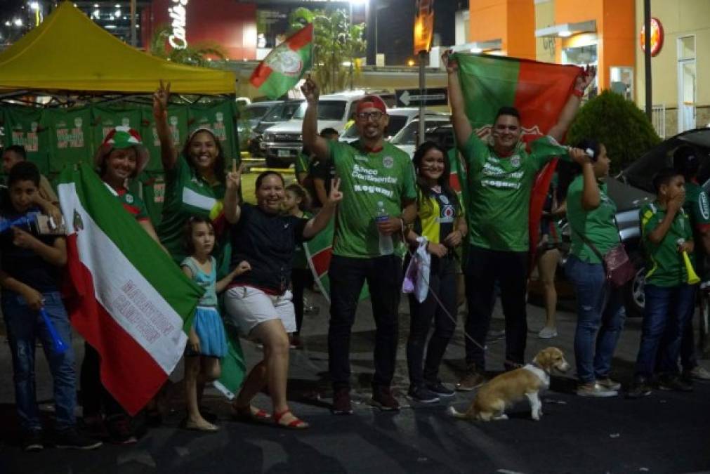 En familia salieron los hinchas verdolagas para festejar el título.