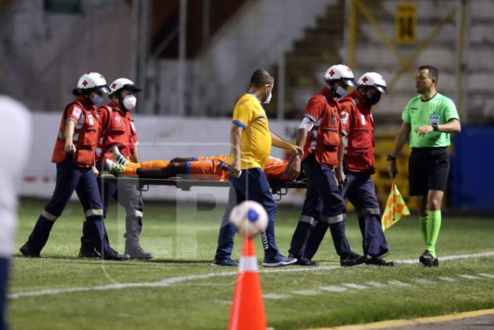 César Guillén, delantero de la UPN, también salió lesionado y en camilla en el medio tiempo del juego frente al Motagua.