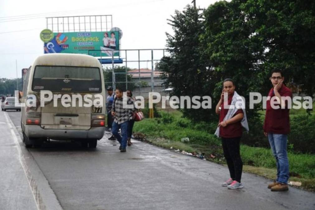 Lo que se observa en la salida hacia La Lima, Cortés, es que mucha gente está teniendo que caminar debido a que hay pocas unidades del transporte público.