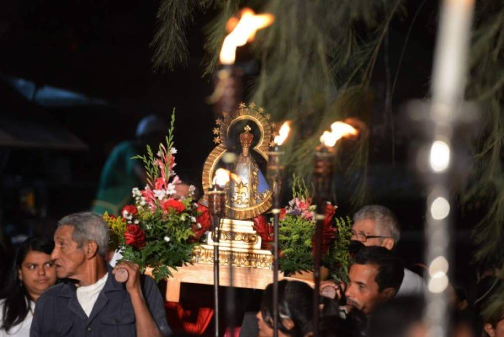 Cientos de hondureños participaron en la vigilia en honor a la Virgen de Supaya, patrona de Honduras, en Tegucigalpa, el 2 de febrero de 2015. AFP