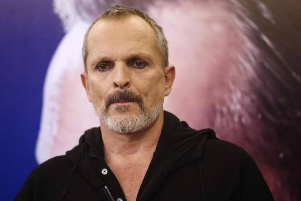 'Miguel Bosé corre peligro, así como lo oyen, lo quieren matar, lo quieren envenenar. Definitivamente Miguel bosé se metió en mucha polémica, controversia sobre esa vacuna, y la gente más poderosa, los iluminados, no lo quieren dejar vivo, se visualiza una muerte, un atentado o que lo envenena', dijo Mhoni en su último video agregado.